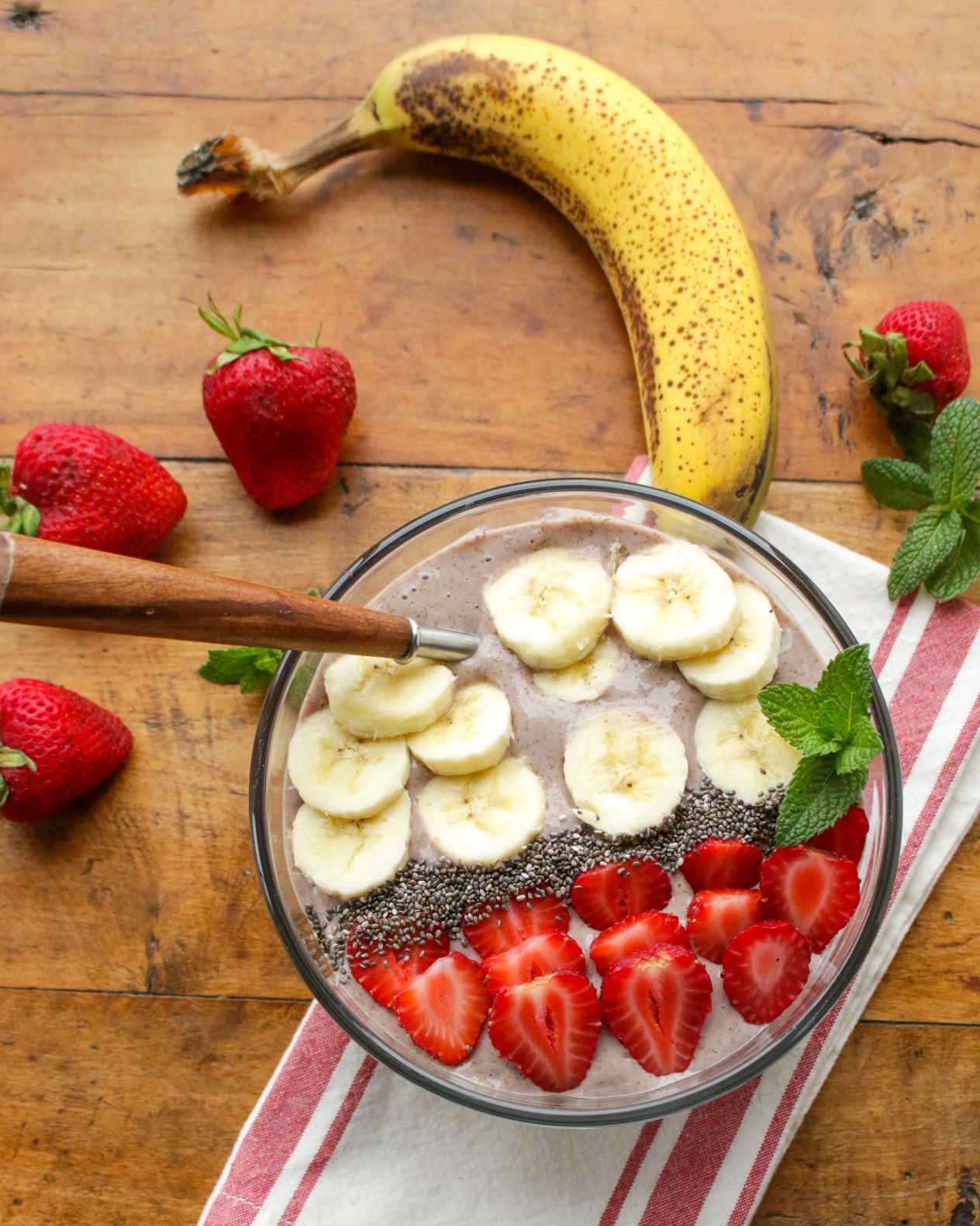 Strawberry Banana Chia Smoothie Bowl